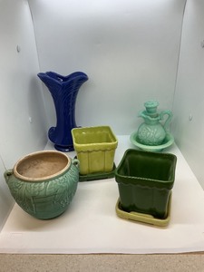 lot 137 image: Five Pottery Pieces Including Shawnee and Rose Patterned Items
