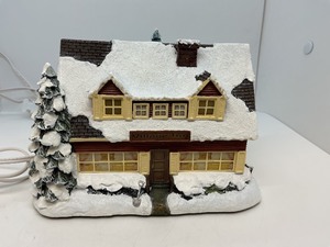 lot 188 image: 2003 Hawthorne Village Village Inn Illuminated Decor by Terry Redlin