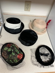 lot 204 image: Five Vintage Womens Hats with Decorative Trimmings