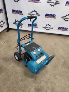 lot 9 image: Makita MAC5200 3 HP 5.2 Gallon Portable Air Compressor