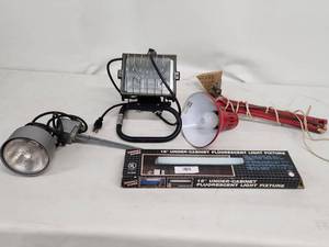 lot 18 image: Lot of 3 Lamps and 18-Inch Under-Cabinet Fluorescent Light Fixture