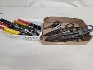 lot 22 image: Assorted set Snips and Metal Shears