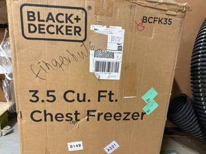 lot 18 image: Black & Decker 3.5 Cu. Ft Chest Freezer