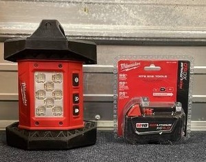 lot 43 image: Milwaukee Flood Light 2361-20 and M18 RedLithium XC5.0 Battery Set