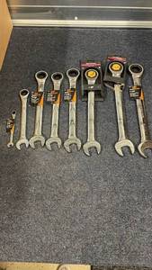 lot 77 image: Set of 8 Ratcheting Combination Wrenches - GearWrench & Hart, 516 in to 1-18 in