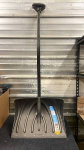 lot 130 image: Suncast 18 Inch Combo Snow Shovel and Pusher with Steel Edge