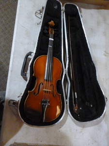 lot 26 image: Glaesel 12 Size Violin