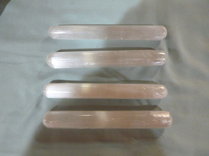 lot 32 image: 4 Selenite Wantds
