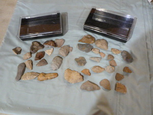 lot 40 image: 2 Cases of Flints and Arrowheads