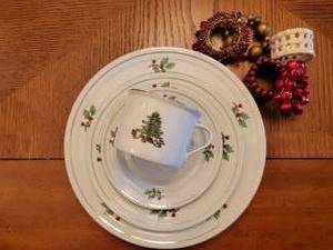 lot 200 image: Holiday Hostess Christmas Chinaware Service