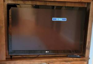 lot 161 image: 42 LG TV Television Model 42CS560