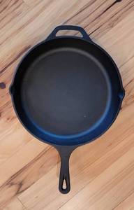 lot 326 image: Cast Iron Skillet Frying Pan  12 inch