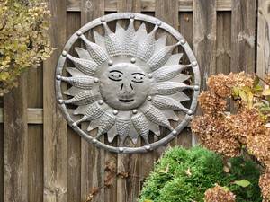 lot 264 image: Large Metal Garden Art Sun Dcor  34