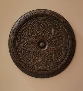 lot 115 image: Intricate Jacobean Medallion Dcor