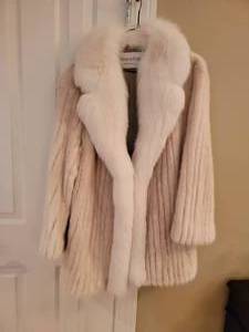 lot 9 image: Ribnick Furs Vintage Off-White Mink Fur Coat with Fox Collar