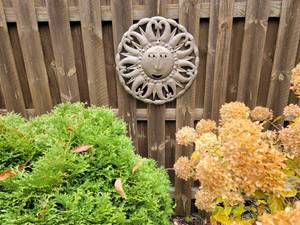 lot 263 image: Large Metal Garden Art Sun Dcor  22