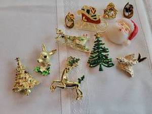 lot 150 image: Christmas Pin Holiday Brooch Collection