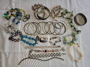 lot 152 image: Bracelet and Bangle Collection