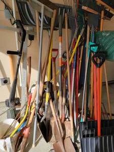 lot 268 image: All Season Yard Garden Tools