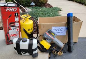 lot 350 image: Lawn and Garden Sprayer Assortment