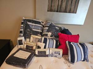 lot 356 image: Twin Bed Linens Bundle
