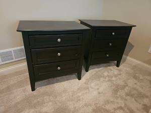 lot 34 image: Aspenhome Pair of Mahogany Tone Nightstands