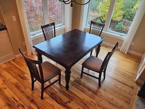 lot 129 image: Contemporary Slotted Kitchen Dining Set