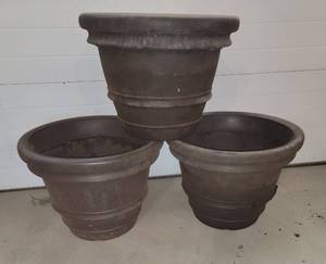 lot 260 image: Brown Resin Planter  Set of 3