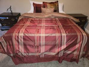 lot 315 image: Warm Toned Queen Comforter Set