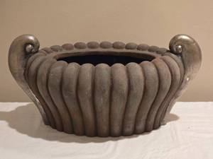 lot 107 image: Large Decorative Fluted Cement Style Ceramic Centerpiece