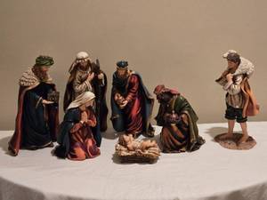 lot 148 image: Hand-Painted Nativity Set  7-Piece Traditional Christmas Scene