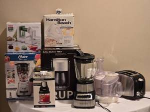 lot 183 image: Kitchen Appliance Lot  Mix of Blenders  Mixer  Coffee Maker  Processor  Toaster