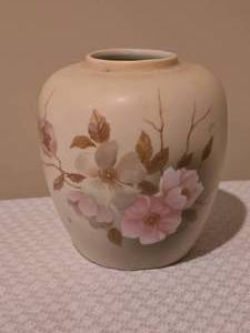 lot 234 image: Victorian Garden Dogwood Floral Mini Vase by Hummelwerk