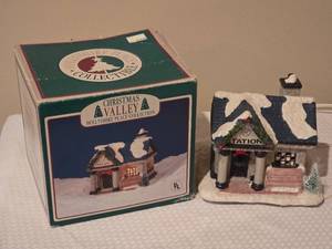 lot 281 image: Christmas Valley Hollyshire Place Lighted Village House w Box