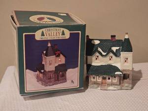 lot 283 image: Christmas Valley Hollyshire Place Collection Lighted Train Station w Box