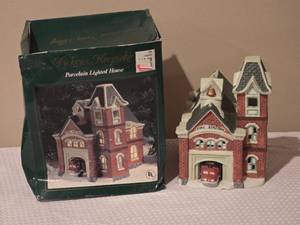 lot 286 image: Dickens Keepsake Porcelain Lighted Village Fire Station w Box