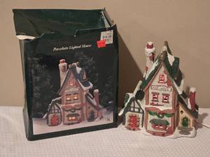 lot 287 image: Dickens Keepsake Porcelain Lighted Post Office w Box