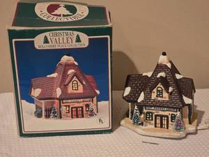 lot 288 image: Christmas Valley Hollyshire Place Collection East Market Union Lighted Building w Box