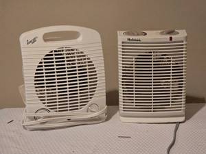 lot 290 image: Lot of 2 Personal Electric Space Heaters  Comfort Zone  Holmes
