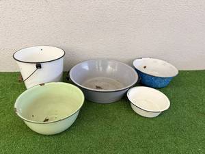 lot 10 image: Vintage Enamel BowlsTubs