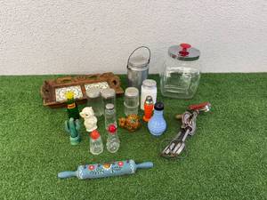 lot 21 image: Vintage Kitchen Items - Salt & Pepper Shakers