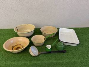 lot 32 image: Vintage Enamelware