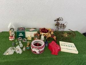 lot 35 image: Holiday Lot