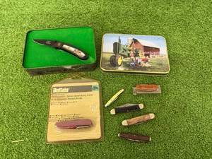 lot 121 image: Knives including Smith & Wesson Golden Issue 150th Anniversary John Deere