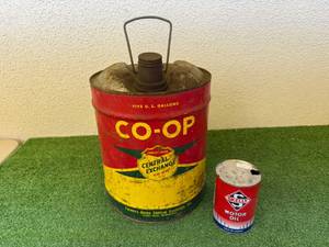 lot 151 image: Skelly Motor Oil Quart Can & Co-Op 5 Gallon Can