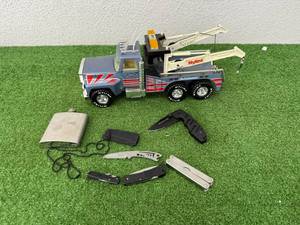 lot 251 image: Knives, Nylint Truck & Flask