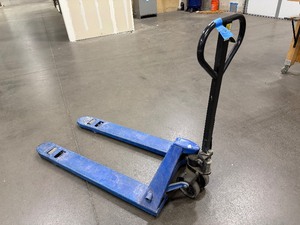lot 66 image: Lift-Rite ALTRA Blue pallet jack ALT50, 5500LB capacity