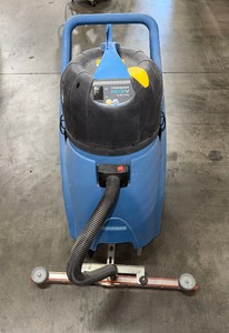 lot 5 image: Hillyard Trident WD21V 21-gallon wetdry vacuum