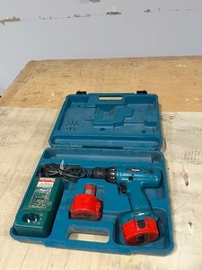 lot 107 image: Makita 6233D cordless 38 driver drill with 1422 battery and DC1410 charger in case