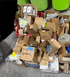 lot 124 image: Pallet of hardware.